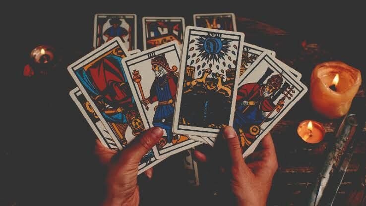 Tarot Nasıl Öğrenilir? Yeni Başlayanlar İçin Tarot Rehberi